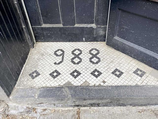 2 - 988 Queen St W