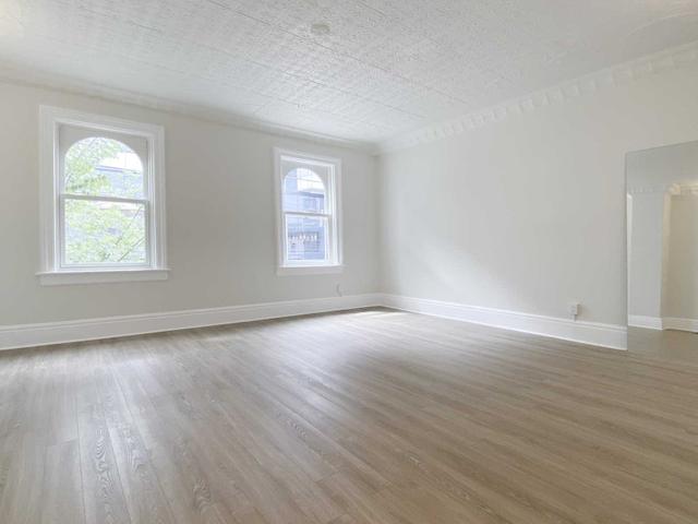 2 - 988 Queen St W
