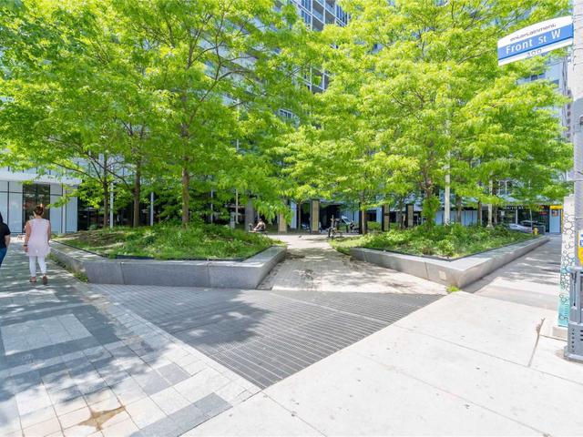 213 - 300 Front Street W St