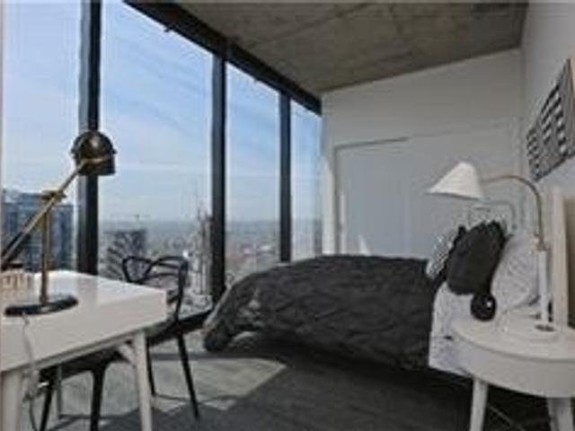 4104 - 224 King St W