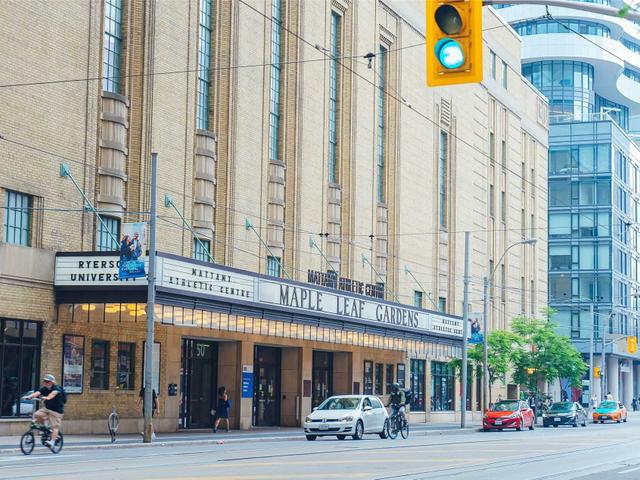 1910 - 45 Carlton St