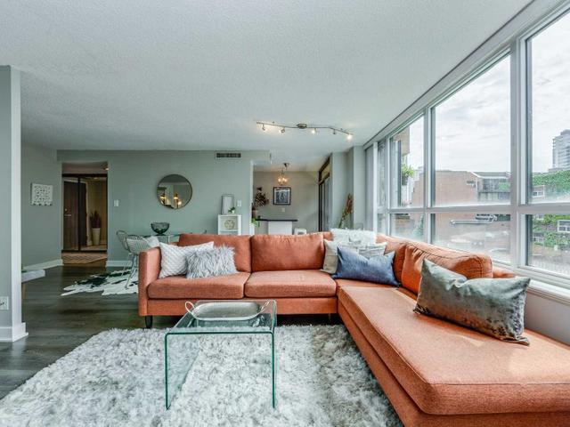 202 - 55 Wellesley St E