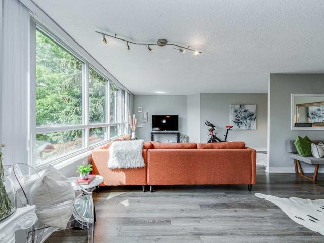 202 - 55 Wellesley St E