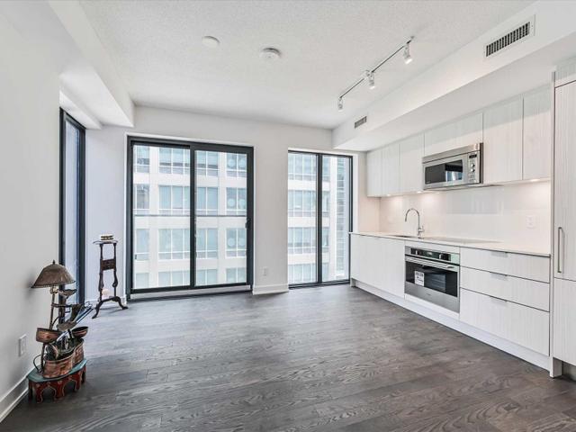 304 - 25 Richmond St E