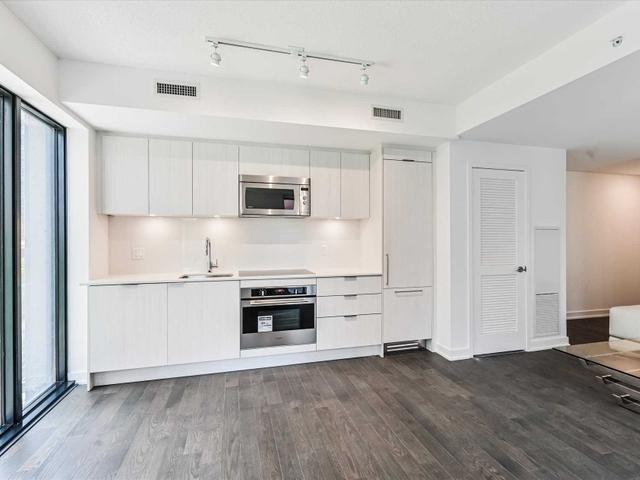 304 - 25 Richmond St E