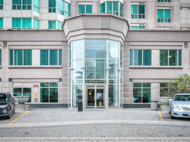 1905 - 11 Lee Centre Dr