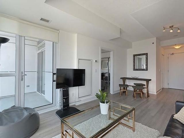 2002 - 318 Richmond St W