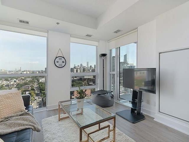 2002 - 318 Richmond St W