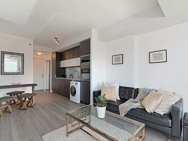 2002 - 318 Richmond St W