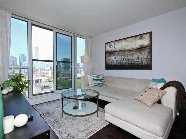 Lp09 - 320 Richmond St E