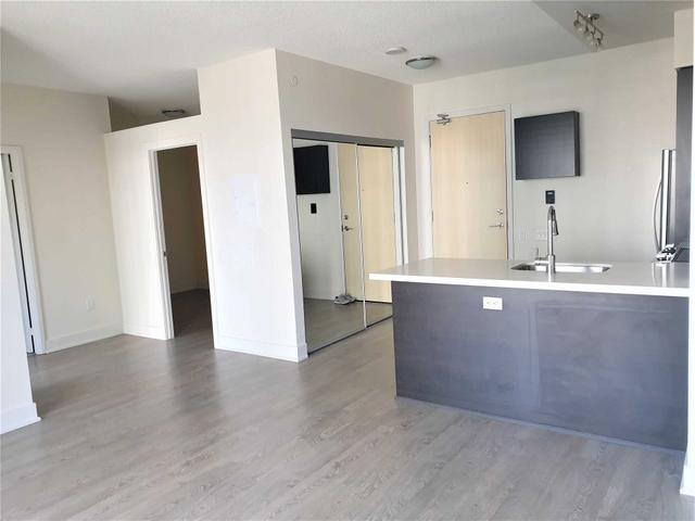 1009 - 30 Roehampton Ave