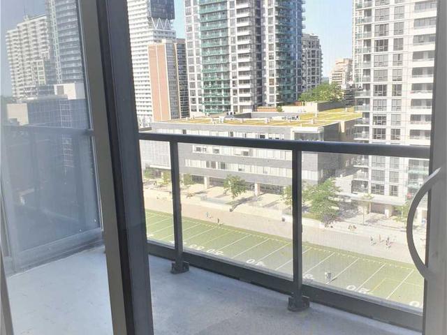 1009 - 30 Roehampton Ave