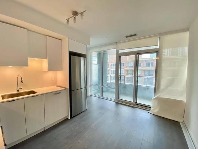 611Nt - 99 Broadway Ave