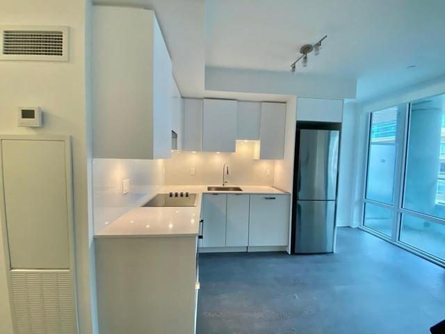 611Nt - 99 Broadway Ave