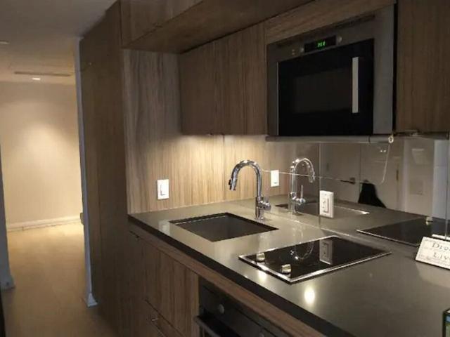 913 - 155 Yorkville Ave