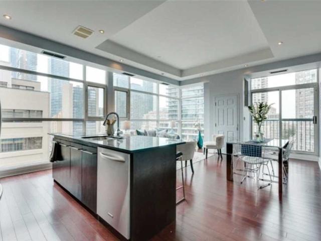 1007 - 8 Wellesley St E