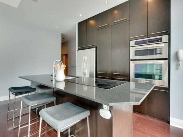 1007 - 8 Wellesley St E