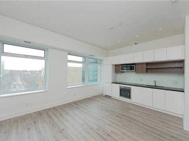 1822 - 111 St Clair Ave W