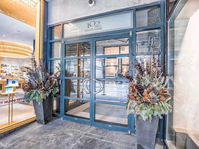 907 - 102 Bloor St W