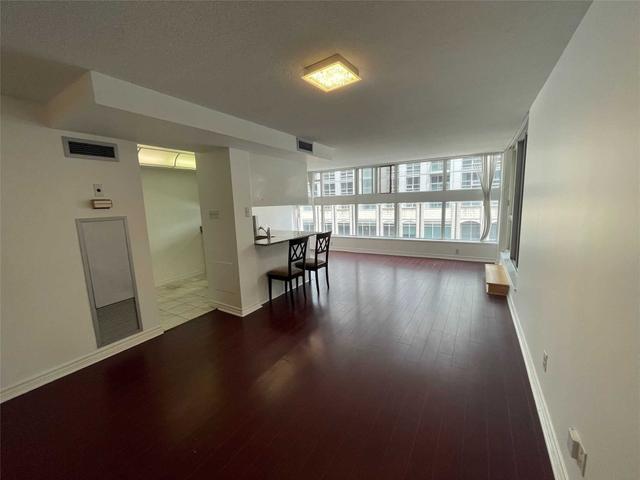 310 - 736 Bay St
