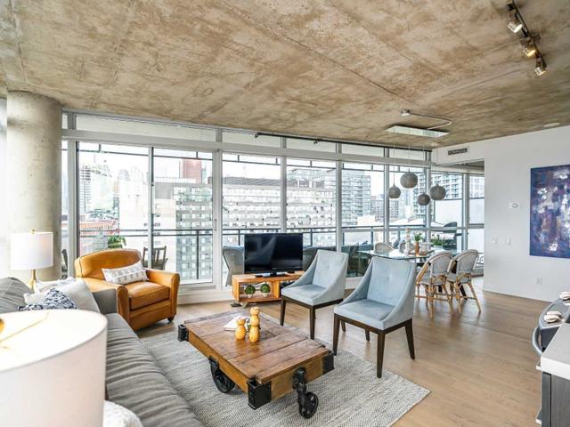 1013 - 318 King St E