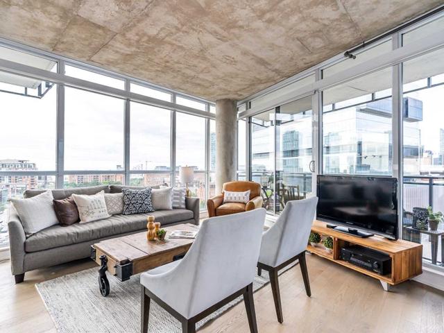 1013 - 318 King St E