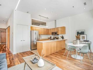 402 - 700 King St W