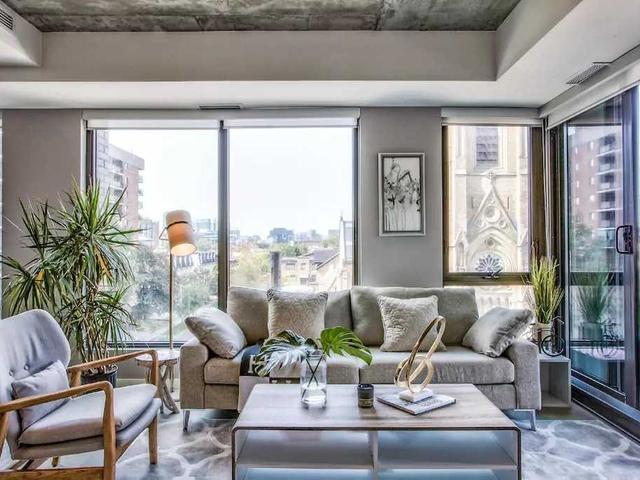 412 - 111 Bathurst St