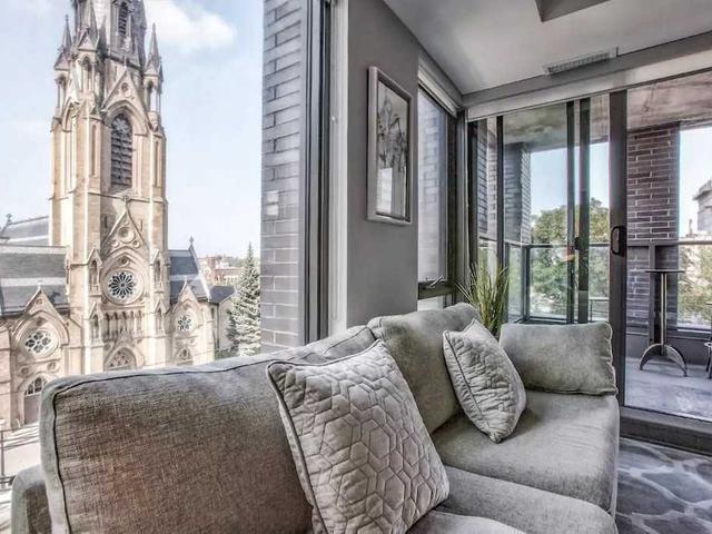 412 - 111 Bathurst St