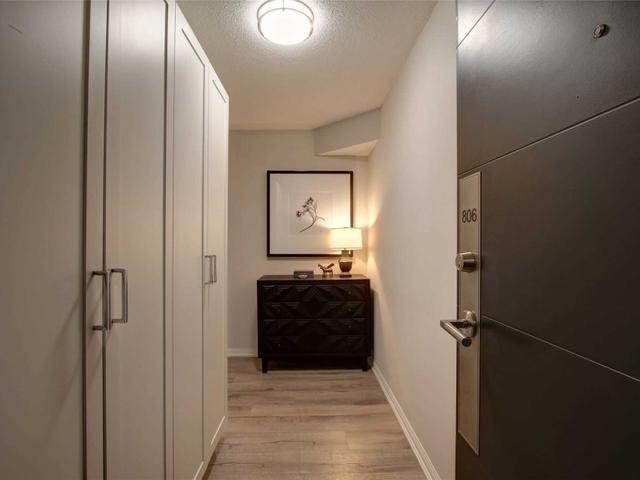 806 - 400 Adelaide St E