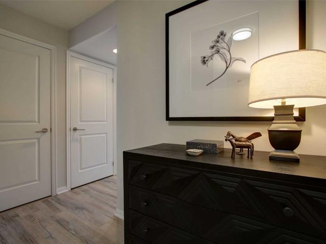 806 - 400 Adelaide St E