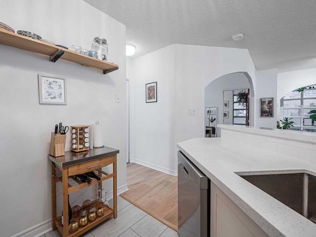 301 - 25 Grenville St