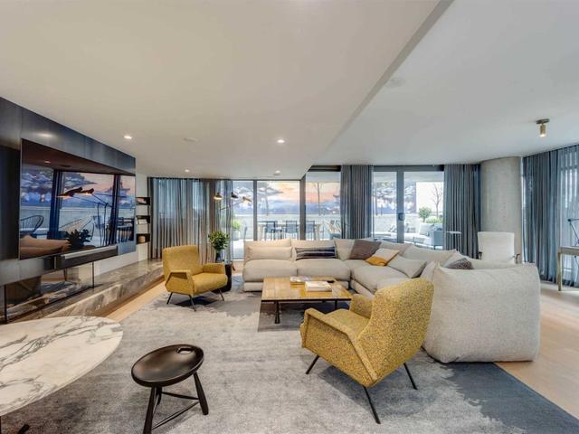 202 - 500 Wellington St W