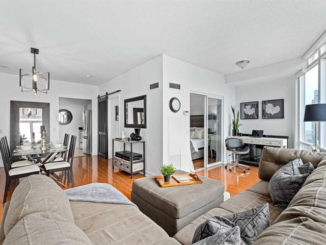 3202 - 373 Front St W