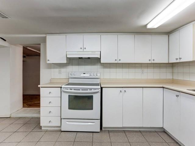 Bsmt - 359 Lansdowne Ave