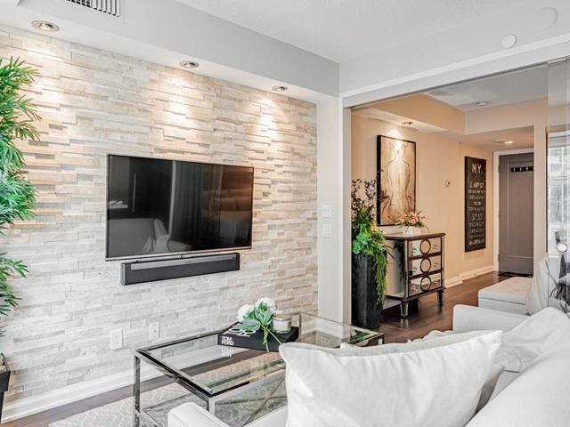 712 - 155 Yorkville Ave