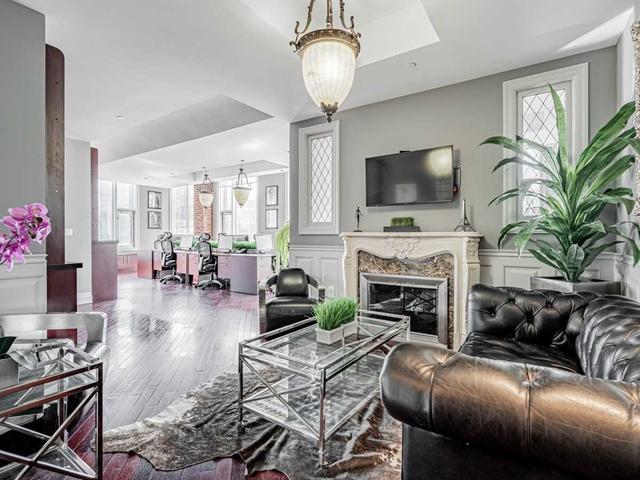 708 - 477 Richmond St W