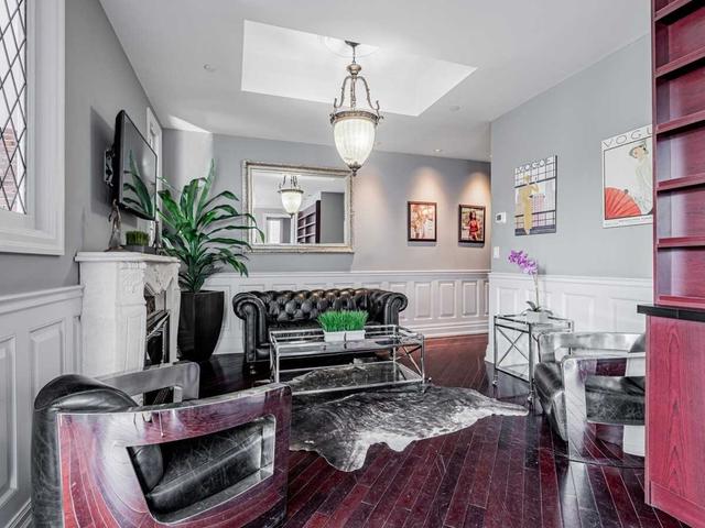 708 - 477 Richmond St W