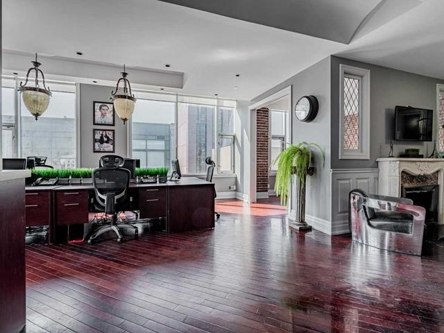 708 - 477 Richmond St W