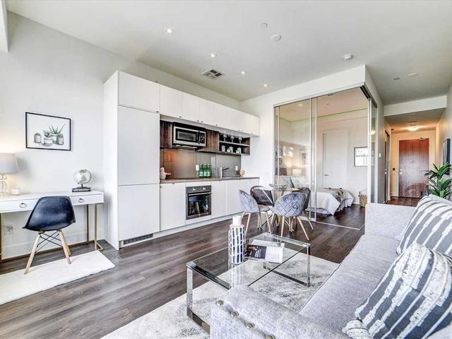 1523 - 111 St Clair Ave W