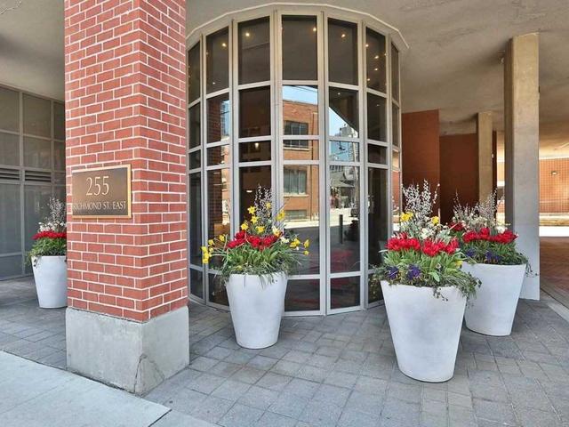 401 - 255 Richmond St E