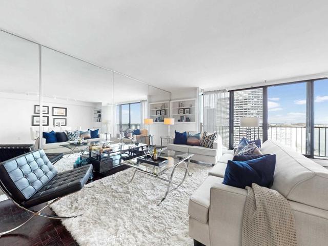 2007 - 33 Harbour Sq