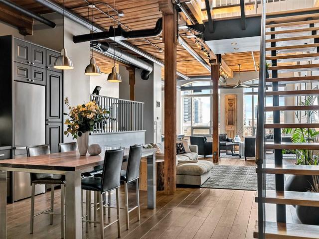 PH8 - 993 Queen St W