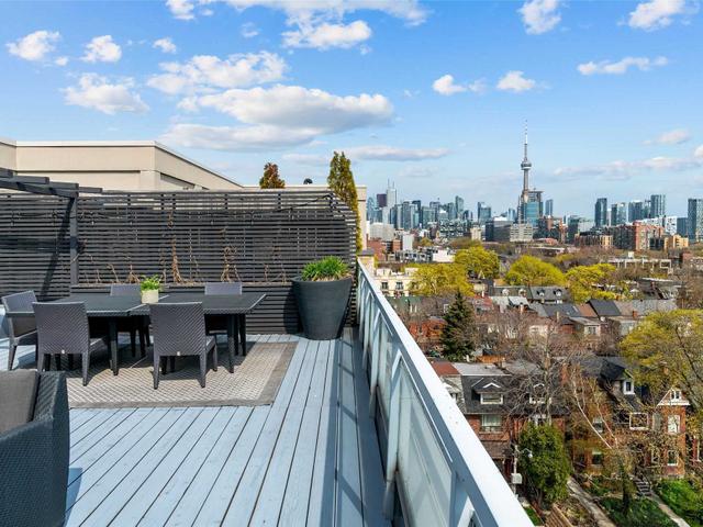 PH8 - 993 Queen St W