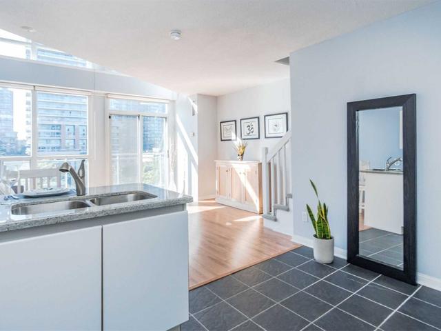 402 - 1029 King St W