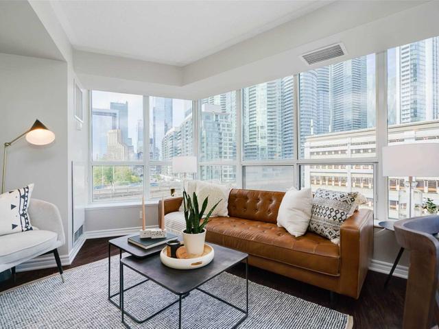 702 - 228 Queens Quay W