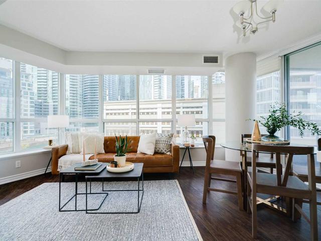 702 - 228 Queens Quay W