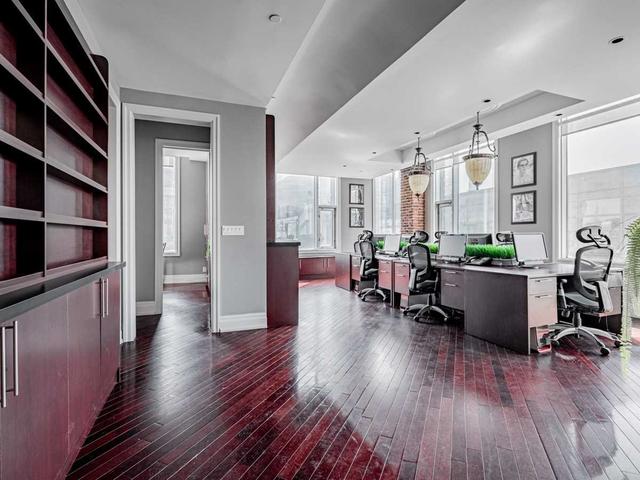 708/10 - 477 Richmond St W