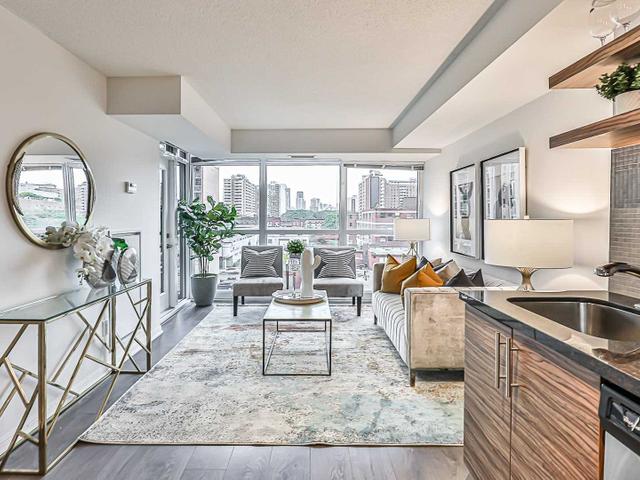 717 - 400 Adelaide St E