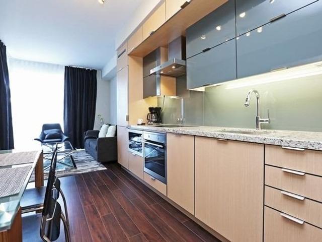 1813 - 300 Front St W